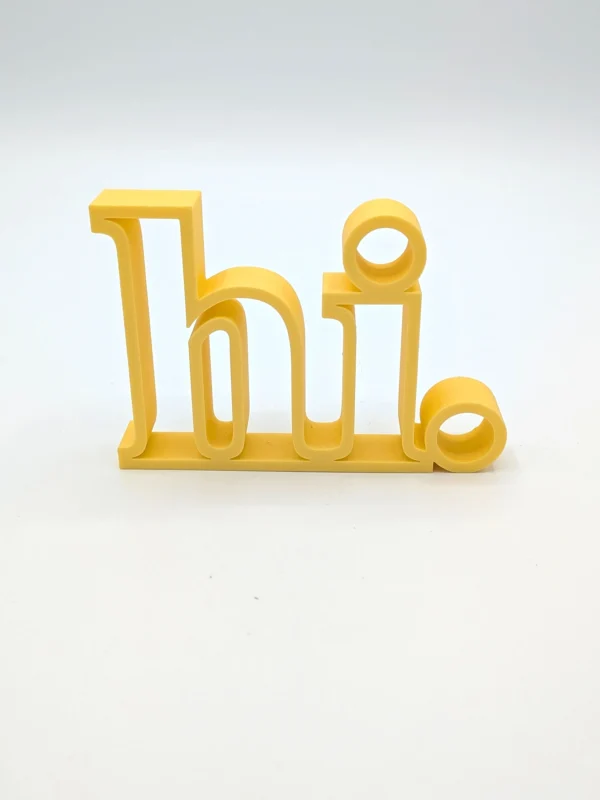 Minimalistischer 3D-Deko-Schriftzug „hi.“