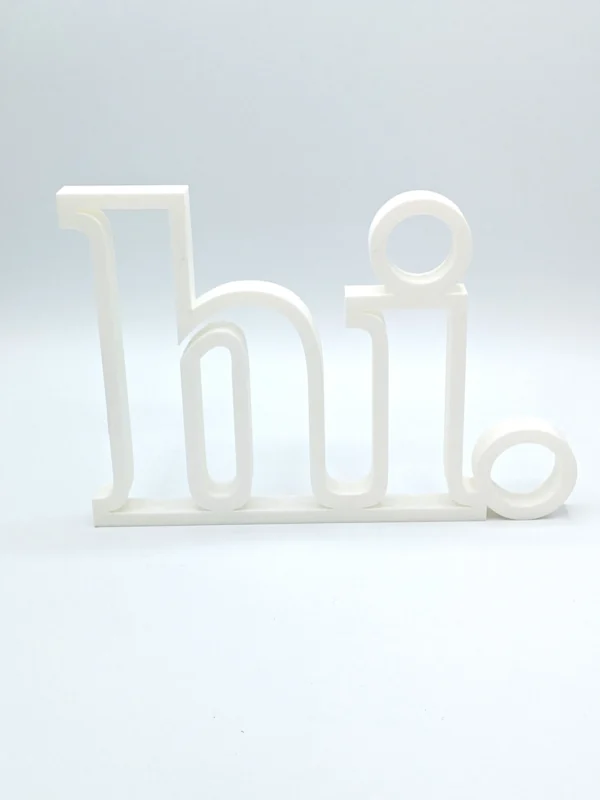 Minimalistischer 3D-Deko-Schriftzug „hi.“