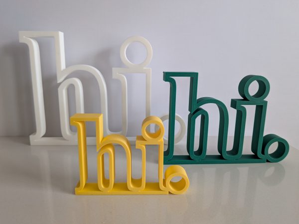 Minimalistischer 3D-Deko-Schriftzug „hi.“