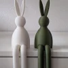 Sitzender Deko-Hase "Nori" - minimalistische Osterdeko mit Samtoptik