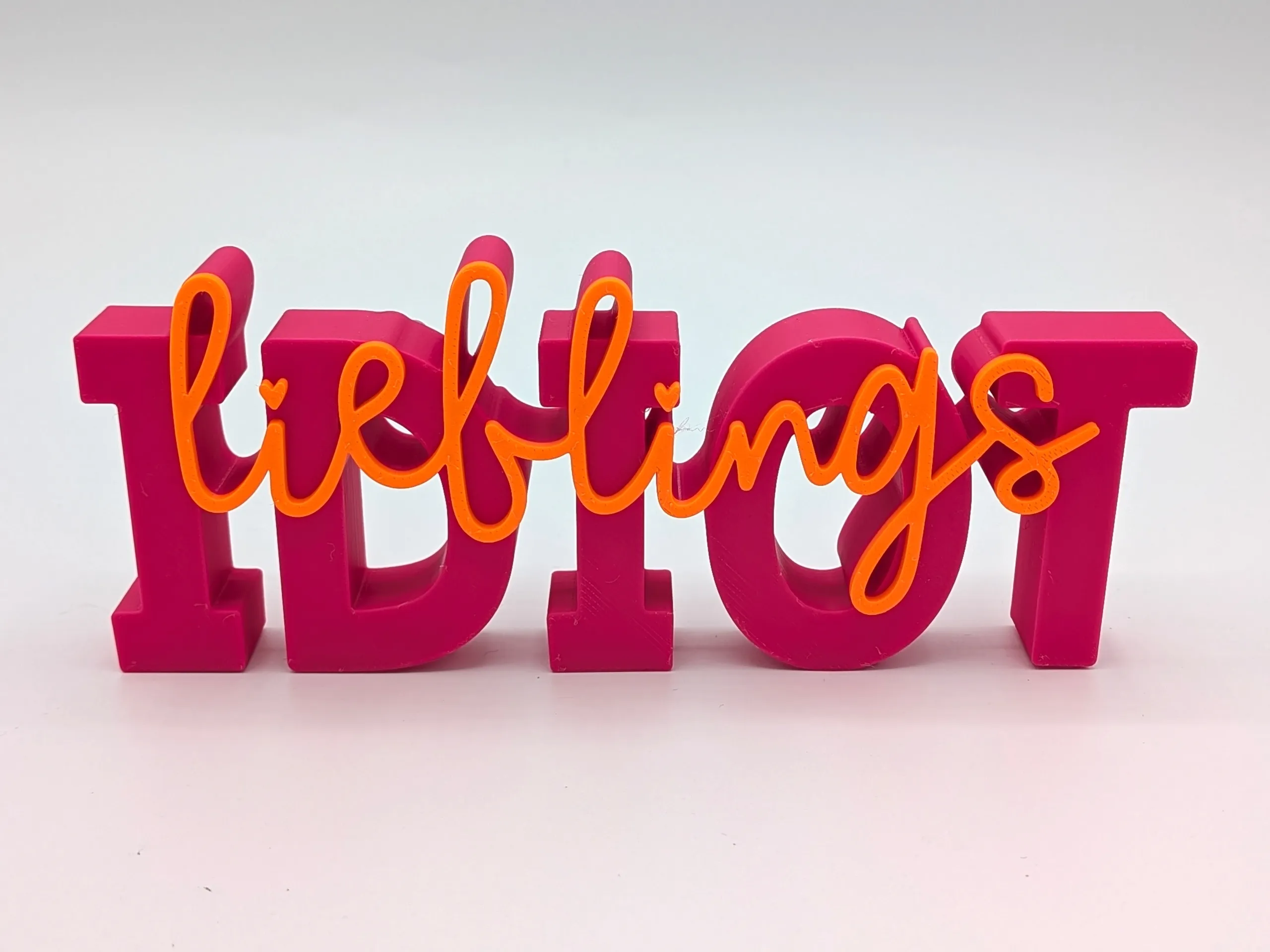 Schriftzug „Lieblingsidiot" – zweifarbiger Tischaufsteller