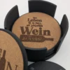 Wein-Korkuntersetzer mit Spruch „Das Leben ist zu kurz, um schlechten Wein zu trinken“ im Halter