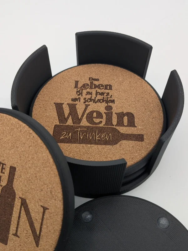 Wein-Korkuntersetzer mit Spruch „Das Leben ist zu kurz, um schlechten Wein zu trinken“ im Halter