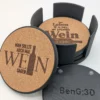 Korkuntersetzer Set Wein „Vino“: vier gravierte Untersetzer aus Kork mit 3D-gedrucktem Halter