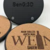 Wein-Korkuntersetzer „Man sollte auch mal Wein sagen“, Halterunterseite mit BenG:3D-Prägung