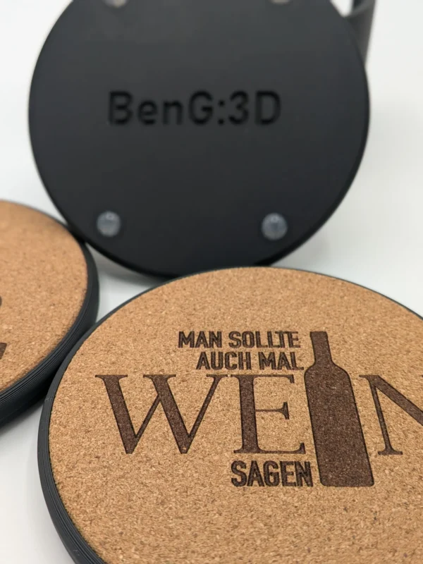 Wein-Korkuntersetzer „Man sollte auch mal Wein sagen“, Halterunterseite mit BenG:3D-Prägung