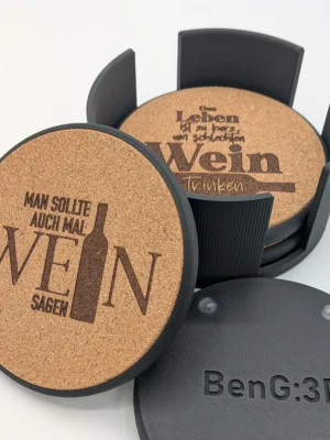 Korkuntersetzer Set Wein „Vino“: vier gravierte Untersetzer aus Kork mit 3D-gedrucktem Halter