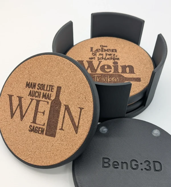 Korkuntersetzer Set Wein „Vino“: vier gravierte Untersetzer aus Kork mit 3D-gedrucktem Halter