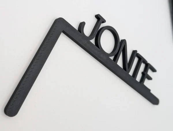 Nahaufnahme des personalisierten Türschilds „Tetto“ mit Wunschtext „Jonte“, 3D-gedruckt aus PLA