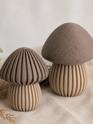 Deko-Pilz „Kinoko“ als Aufbewahrungsdose, kleine Variante im Rillen-Look und große im Fuzzy-Look